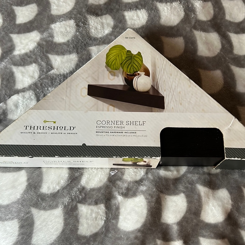 Corner shelf